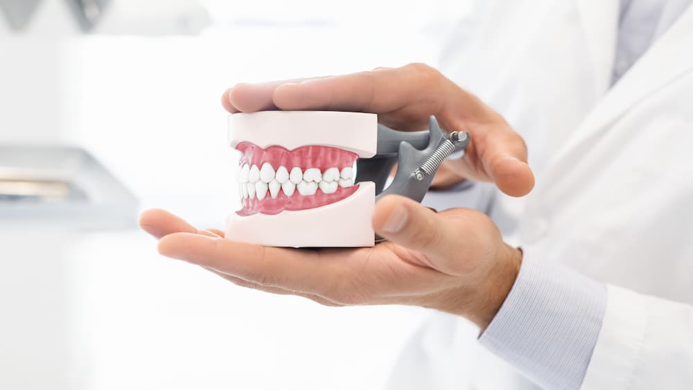 Read more about the article 假牙牙齦腫怎麼辦？可以找其他醫師處理嗎？