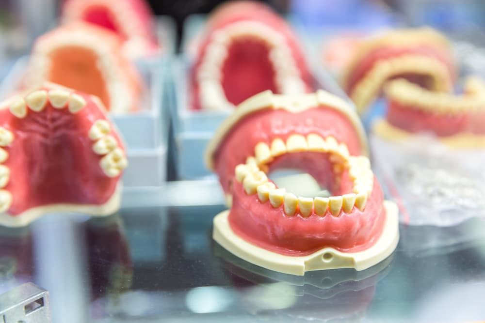 Read more about the article 傳統假牙真的比較差嗎？關鍵在哪裡？
