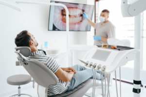 dentist explaining teeth image on the screen 2021 09 04 06 37 46 utc 2